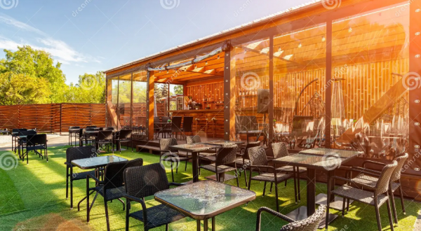 Area bar dengan kursi-kursi tinggi yang modern